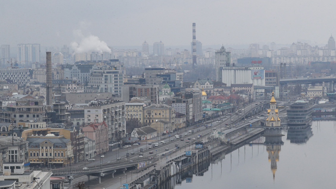 Cancillería coordina medios y trámites para evacuar a chilenos de Ucrania por países vecinos