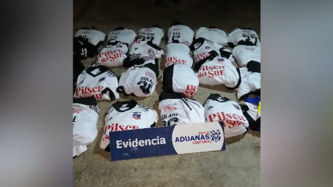 Conductor fue interceptado contrabandeando más de mil poleras de equipos de fútbol chileno
