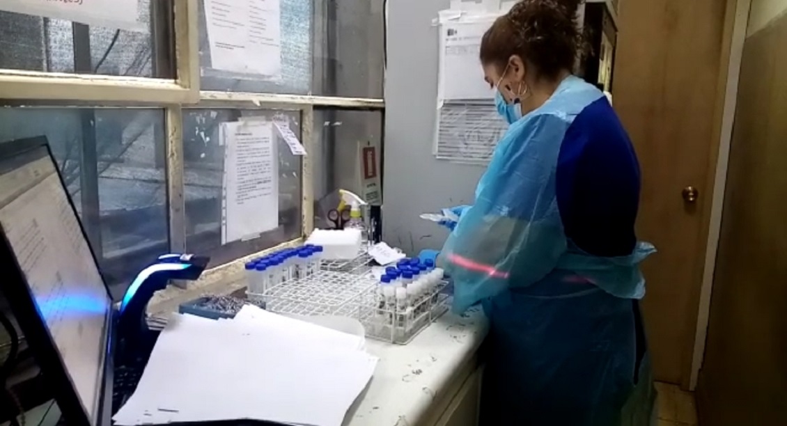 Hospital de Linares duplicó personal en laboratorio para subsanar retrasos en resultados PCR