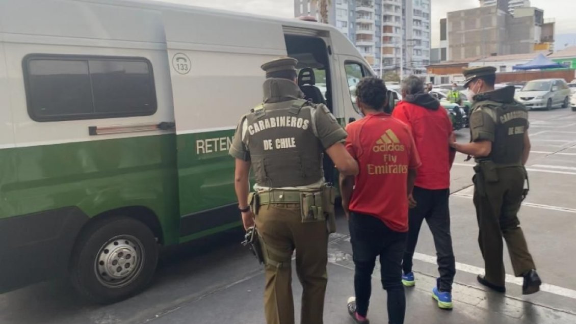 Sujetos fueron detenidos cuando robaban artículos desde un local comercial en Iquique
