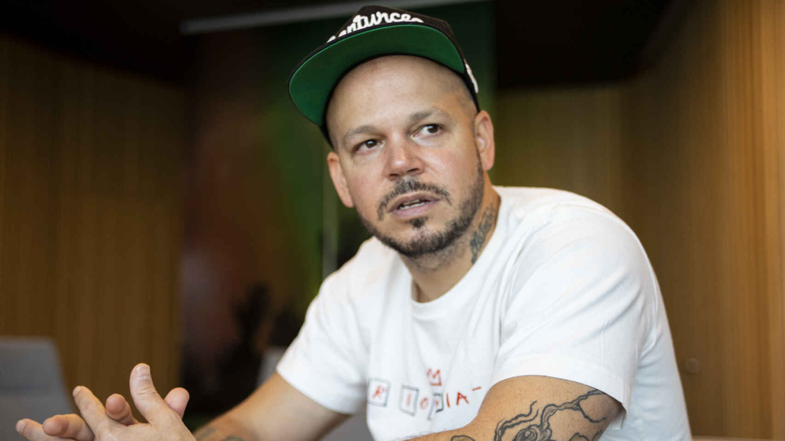 Residente acusa a un 