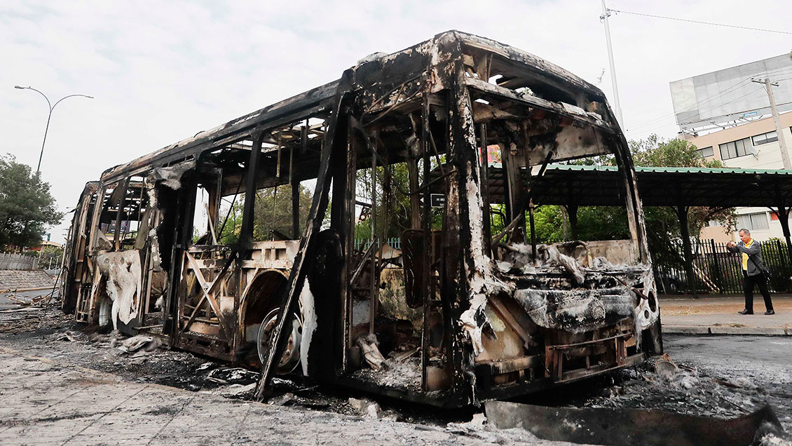 Delincuentes incendiaron tres buses del transporte público en Peñalolén