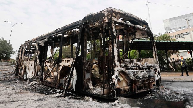 Delincuentes incendiaron tres buses del transporte público en Peñalolén