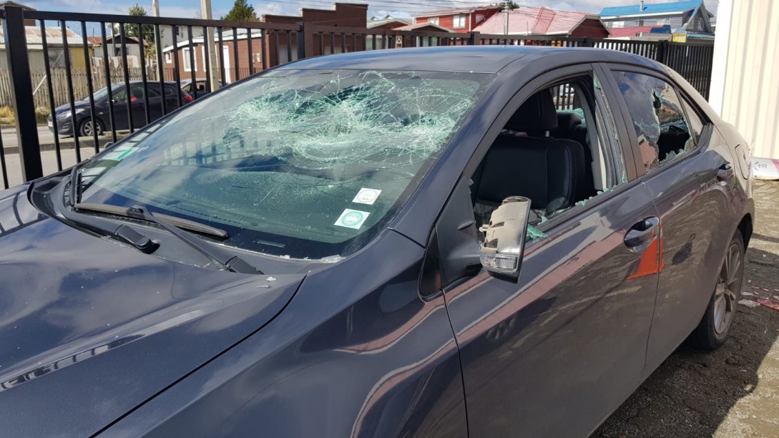 Mujer destrozó el auto de su jefa tras perder demanda laboral en Punta Arenas