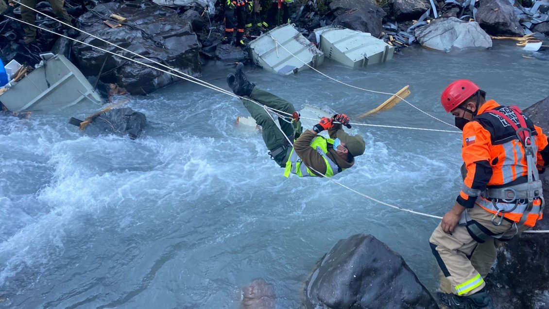 Los Andes: Camionero argentino muere en ruta internacional tras desbarrancarse hacia un río