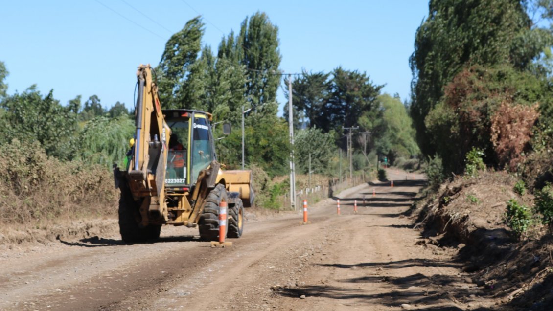 Bulnes: Asfaltan camino y alistan licitación de puente mecano que reemplazará balsa sobre río Itata