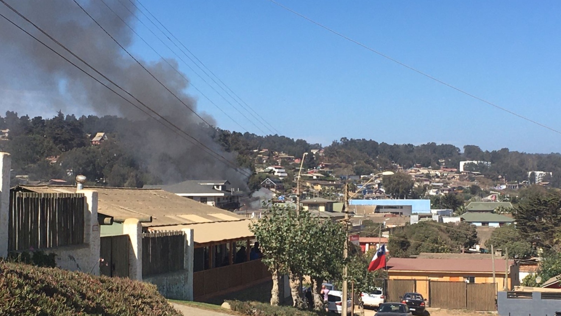 Incendio que afectó a seis locales comerciales en El Tabo fue controlado