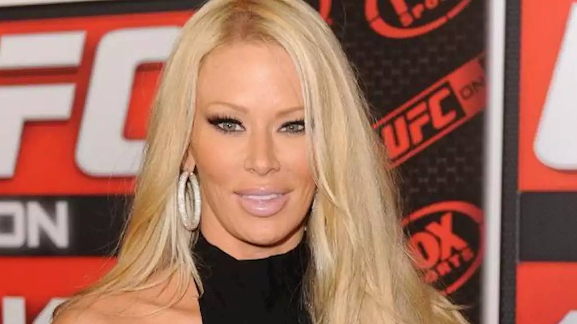 Ex actriz porno muestra secuelas de rara enfermedad que le impide caminar