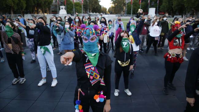 Feministas se manifestaron frente a La Moneda a un día de la conmemoración del 8M