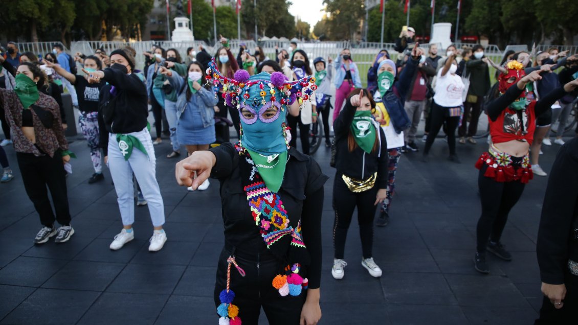 Feministas se manifestaron frente a La Moneda a un día de la conmemoración del 8M