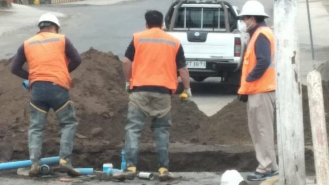 Rotura de matriz mantiene a 840 hogares sin agua en Antofagasta