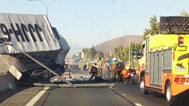 Camión chocó contra barreras en la Ruta 5 a la altura de San Bernardo