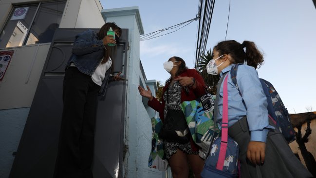Apoderados de escuela en Tomé protestaron por 7 años de clases en contenedores