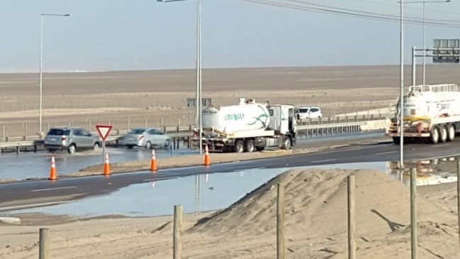 Rotura de matriz anegó ruta a la altura del Aeropuerto de Antofagasta