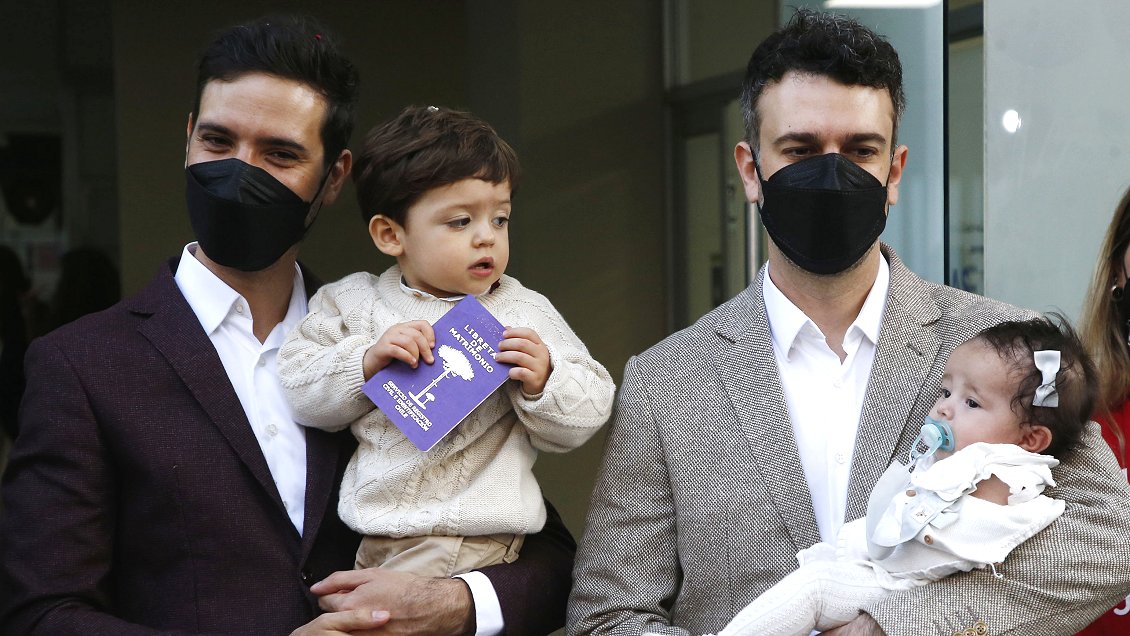 Presidente electo felicitó a la primera pareja que se casó con la ley de matrimonio igualitario