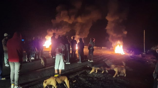 Apoderados y estudiantes de caleta San Marcos cortaron ruta para exigir traslado escolar a la ciudad