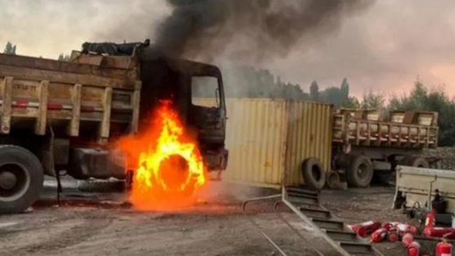 Ataque incendiario dejó una retroexcavadora y tres camiones destruidos en La Araucanía