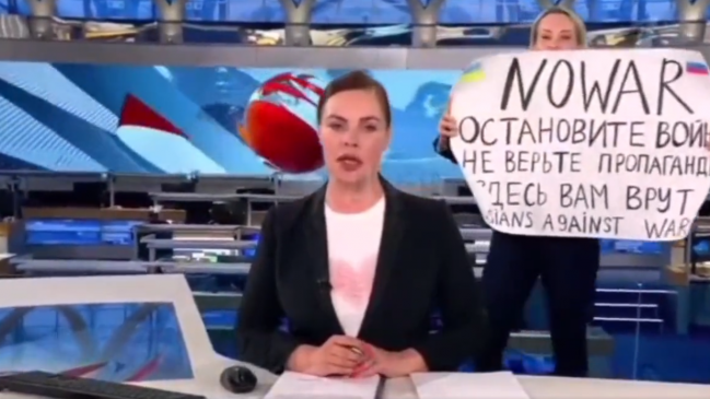 Periodista rusa que protestó contra la guerra en televisión arriesga 15 años de cárcel