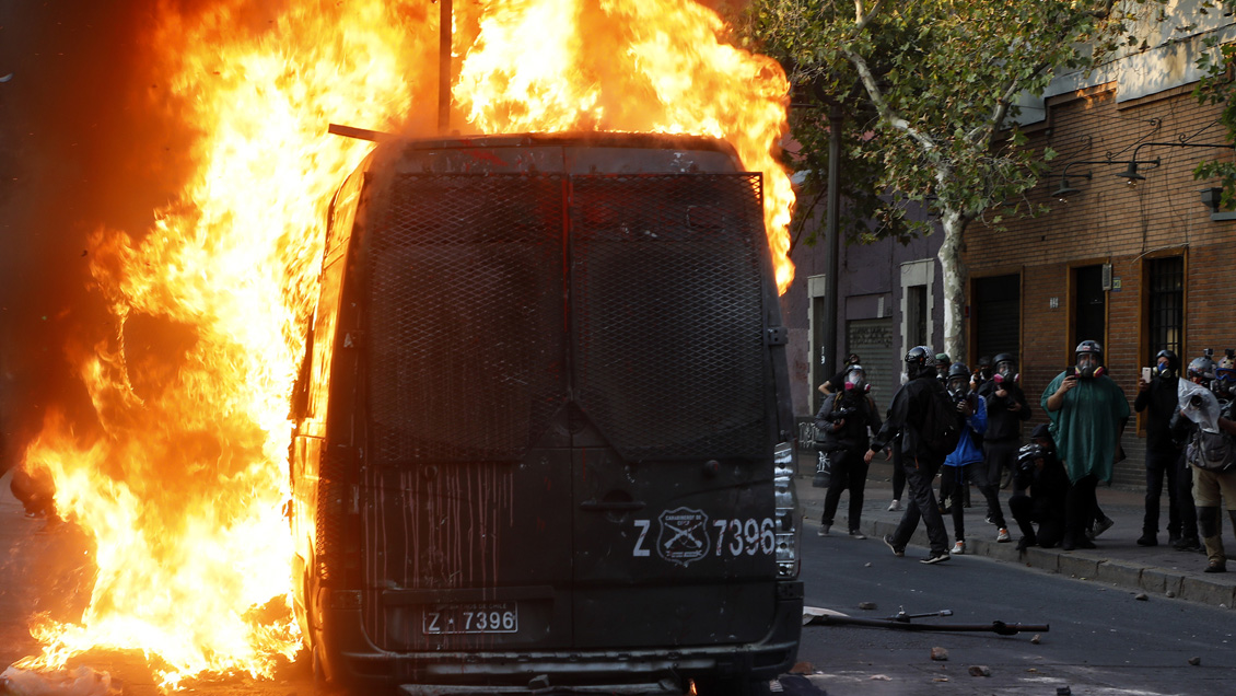 El Gobierno, parte querellante, no se opuso a libertad de acusado de quemar furgón de Carabineros