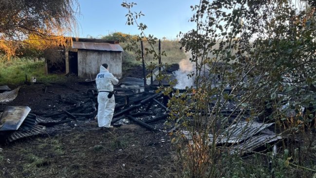 PDI investiga ataque incendiario contra dos casas y un vehículo en Lanco