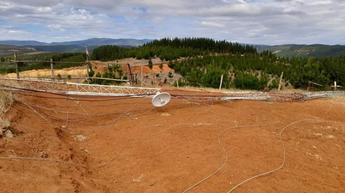 Desconocidos botaron antena de radio local y quemaron tres casas en el Biobío