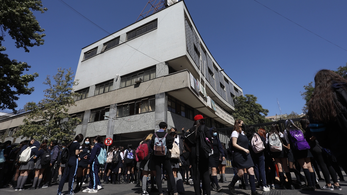 Liceanas protestaron afuera del Instituto Nacional por nuevas denuncias de acoso