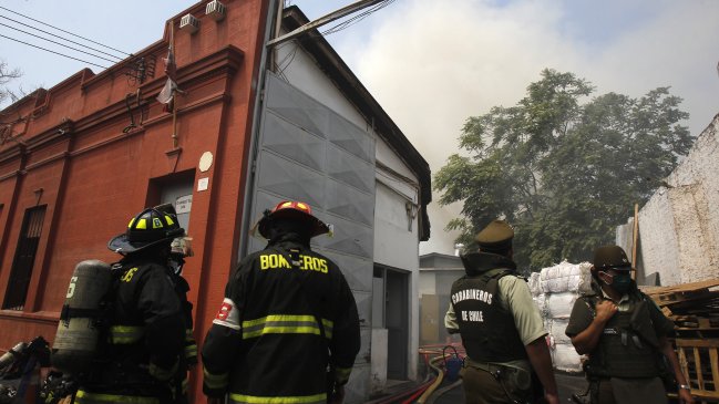 Bomberos controló incendio frente a cuartel de la PDI en Independencia
