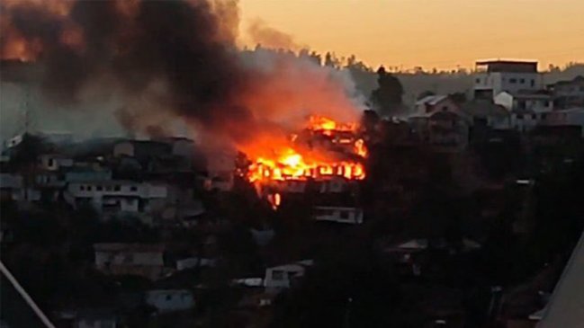 Incendio consumió 10 hogares y provocó la muerte de una persona en cerro San Roque de Valparaíso