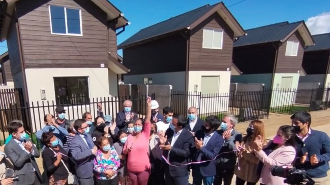 Diez familias que vivieron en campamento de Chillán por 40 años recibieron viviendas definitivas