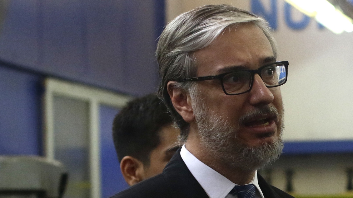 Tras críticas de estudiantes y funcionarios, Mineduc le pidió la renuncia al director de la Junaeb