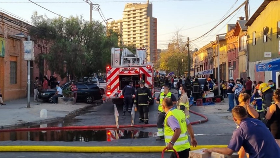 Incendio destruyó tres viviendas de un cité de Estación Central