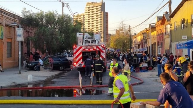 Incendio destruyó tres viviendas de un cité de Estación Central