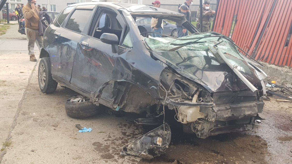 Conductor chocó contra cierre perimetral de dos viviendas en Punta Arenas