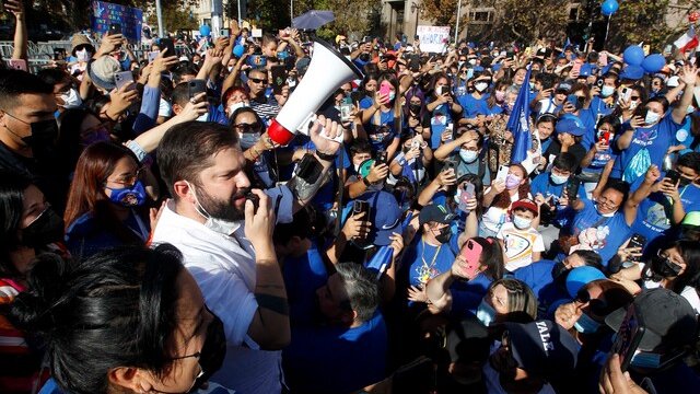 Boric participó en masiva marcha por el Día de la Concienciación sobre el Autismo