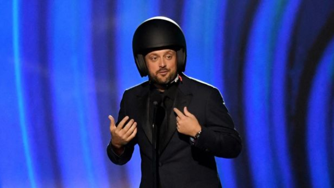Por si acaso: Presentador de los Grammy usó casco aludiendo a palmetazo de Will Smith a Chris Rock