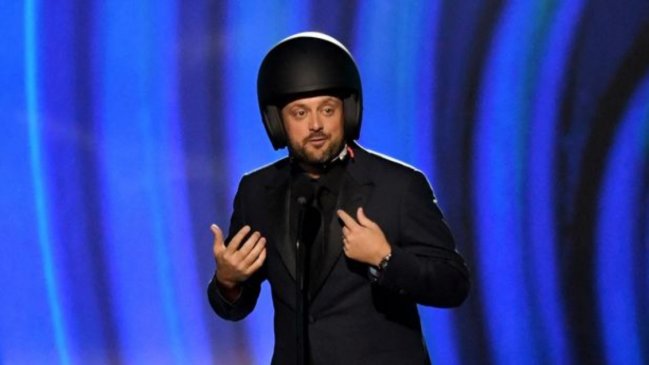 Por si acaso: Presentador de los Grammy usó casco aludiendo a palmetazo de Will Smith a Chris Rock