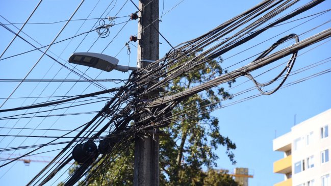 Municipio de Temuco inició retiro de basura aérea del cableado eléctrico