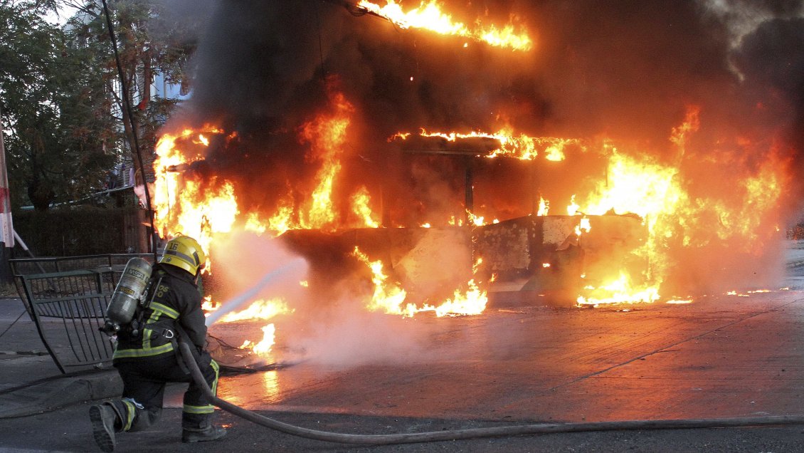 Micro del Transantiago fue incendiada frente al INBA