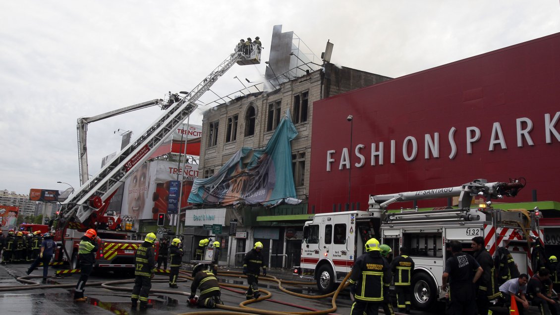 Incendio afectó a edificio abandonado en Alameda con Matucana