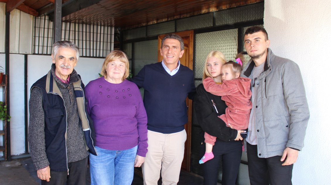 Chileno y su familia ucraniana arribaron a Chillán huyendo de la guerra: 