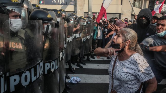 Presionado por las calles, Castillo suspendió toque de queda en Lima siete horas antes de lo previsto
