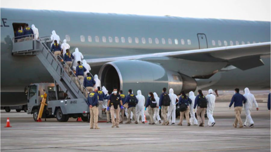 Siches: Migrantes expulsados por el Gobierno de Piñera volvieron a Chile en el mismo avión de la FACh