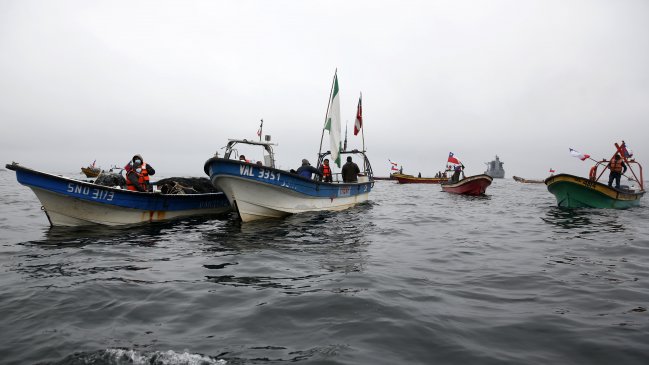 Armada busca a tripulante que desapareció de una lancha mientras navegaba en Quellón