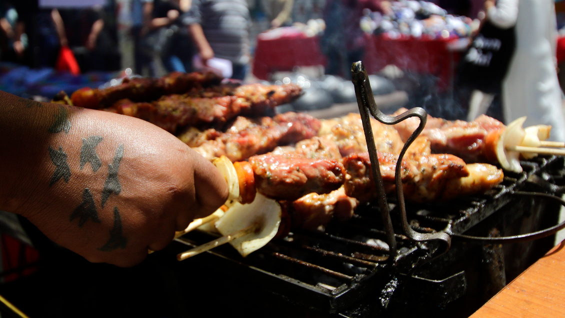 Mujer se comió un microchip de perro tras consumir un anticucho en la calle