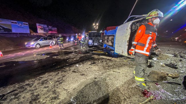 Falleció copiloto de camión cargado con combustible que volcó en rotonda de Iquique