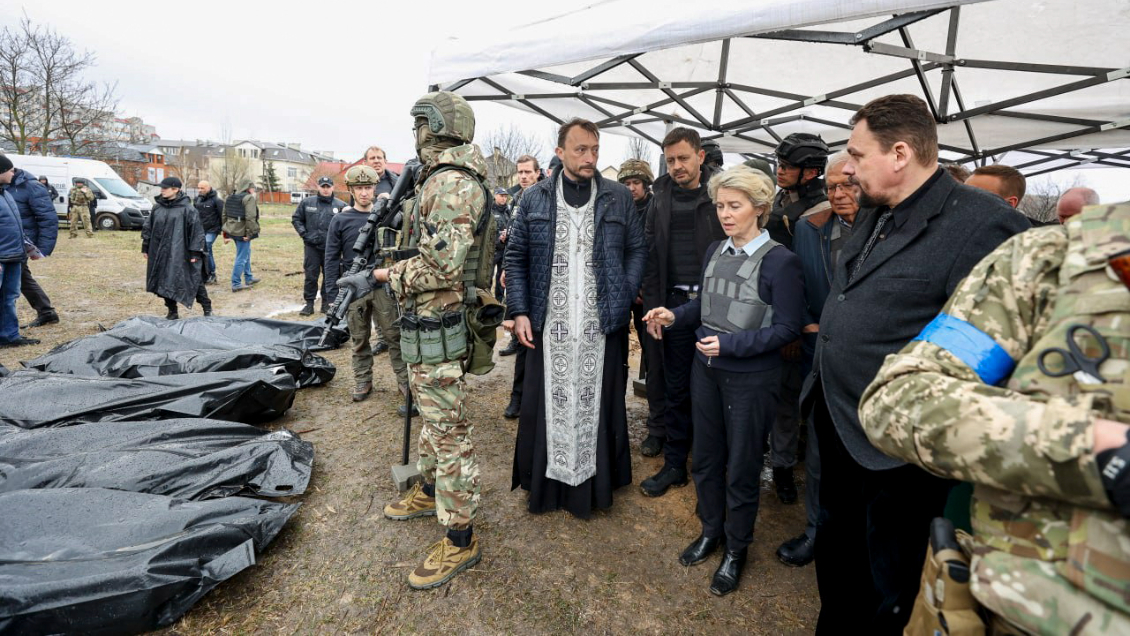 Máximas autoridades de la Unión Europea visitaron fosa común en Bucha: 
