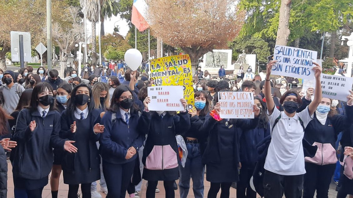 Estudiantes irrumpieron en municipio de Santa Cruz tras muerte de joven que se disparó