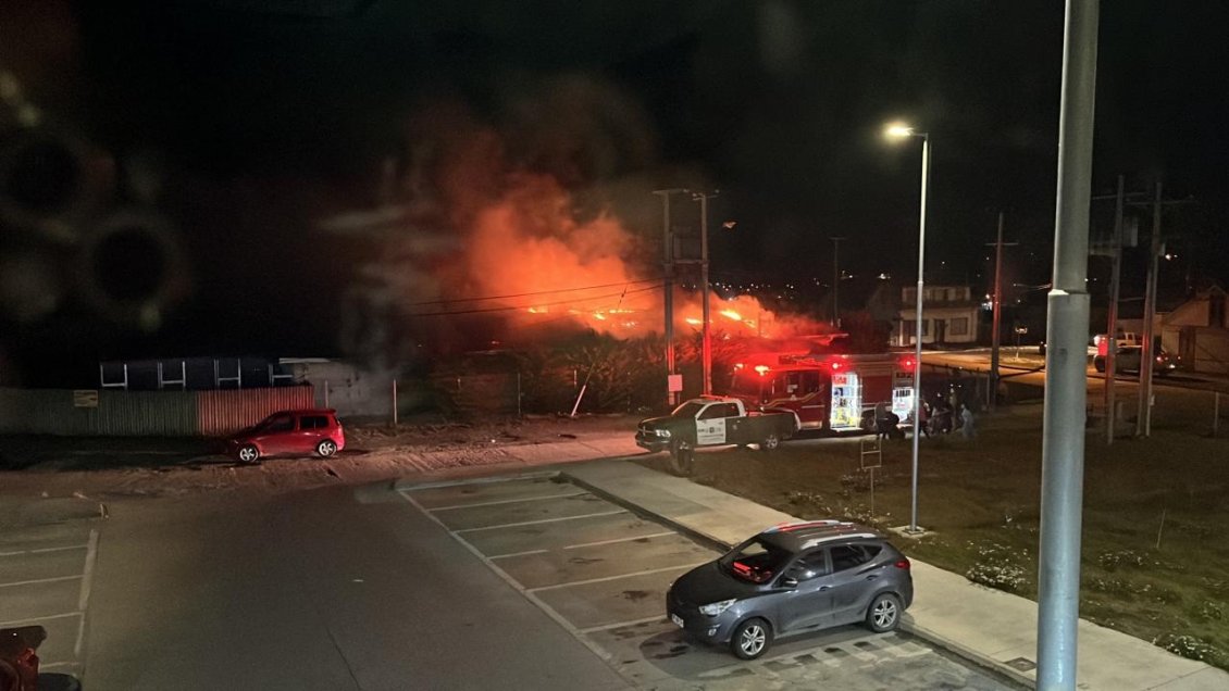 Incendio destruyó Hogar Protegido de adultos mayores en la comuna Porvenir