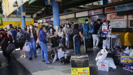   Alta afluencia de pasajeros se registra en el Terminal de Buses de Santiago: Hay fiscalizaciones 