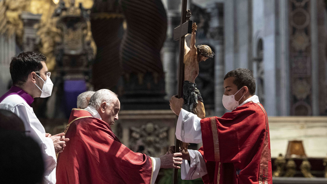 El papa imploró la paz en un Vía Crucis marcado por la guerra en Ucrania